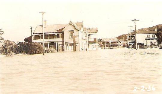 1930's Flood.  Lady Bowen on the right
