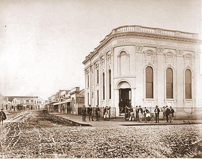 Lady Bowen Hotel is single storey mid right